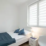 Crowonder Luxury Pag New With Seaview 아파트 파그