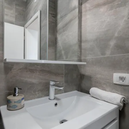Crowonder Luxury Pag New With Seaview Apartment *