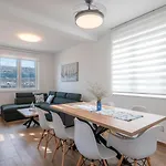 Crowonder Luxury Pag New With Seaview