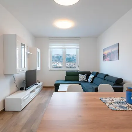 Crowonder Luxury Pag New With Seaview דירה פג