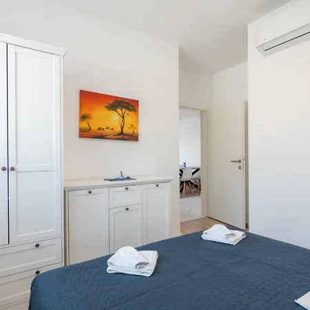 Crowonder Luxury Pag New With Seaview Lägenhet *