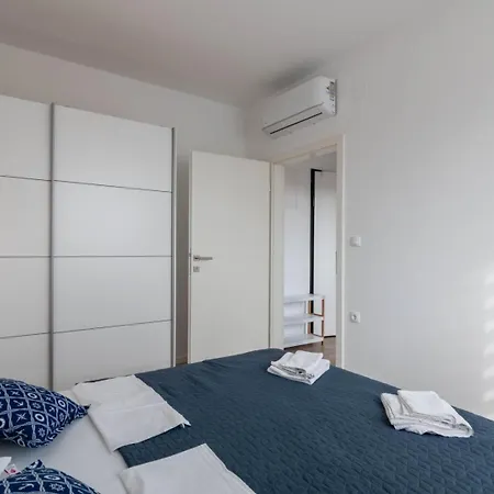 Crowonder Luxury Pag New With Seaview