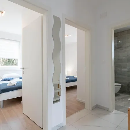 Crowonder Luxury Pag New With Seaview