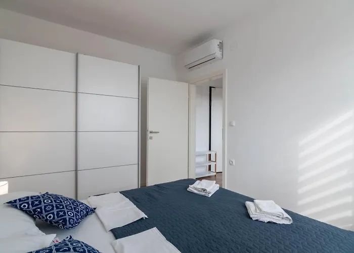 Crowonder Luxury Pag New With Seaview