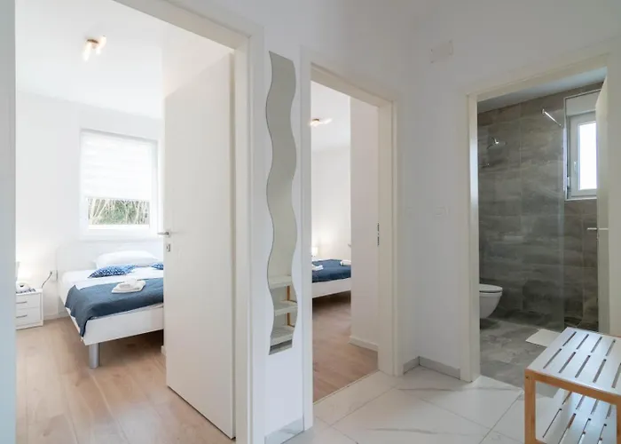 Crowonder Luxury Pag New With Seaview