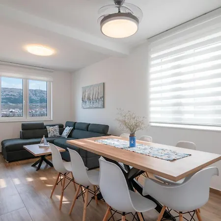 Crowonder Luxury Pag New With Seaview
